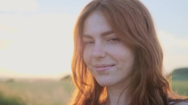 Vidám Vörös Hajú Szeplős Lány Nyári Ruhában Szalmakalapot Húz Fejére — Stock videók