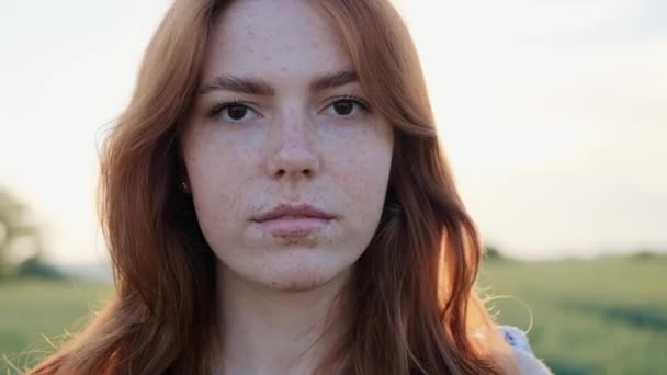 Charming Female Ginger Face Freckles Nature Sunset Woman Looking Looking — Stock Video