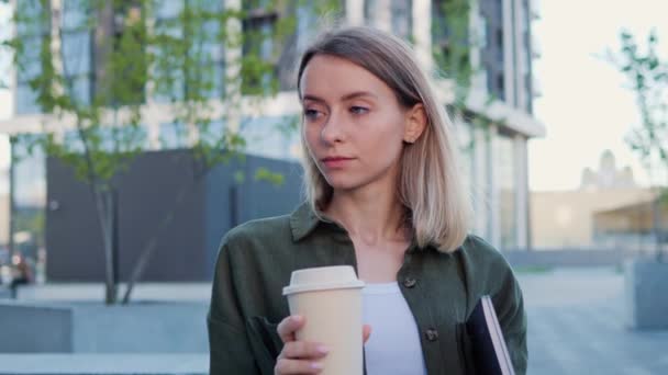 Atraktivní Mladá Kudrnatá Obchodnice Neformálním Oblečení Držící Notebook Ranní Kávu — Stock video