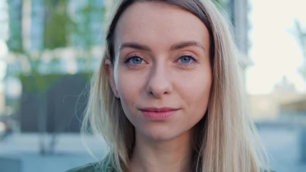 Porträtt Ung Attraktiv Affärskvinna Med Djupblå Ögon Titta Kameran Centrum — Stockvideo