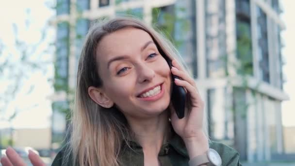 Lassan Mozgó Elölnézetben Egy Fiatal Gyönyörű Pozitív Szőke Hívja Mobilját — Stock videók