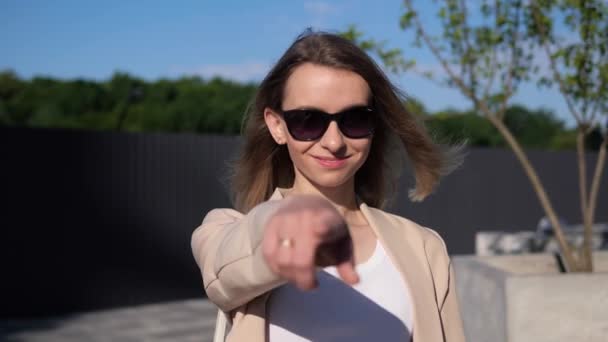 Gyönyörű Szőke Üzletasszony Szemüvegben Csábító Barátságos Lány Flörtöl Hölgy Ujjal — Stock videók