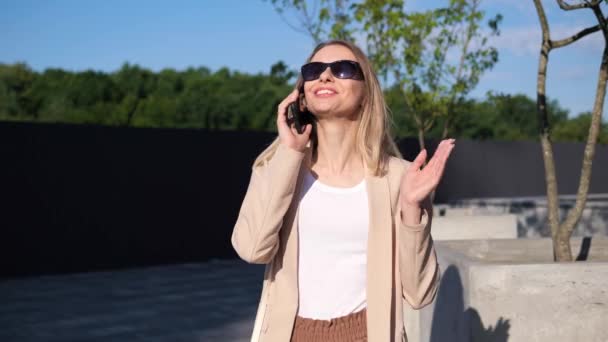 Volwassen Energieke Zelfverzekerde Jonge Vrouw Praten Mobiele Telefoon Buiten Buurt — Stockvideo