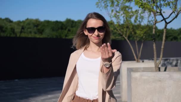 Speels Vrolijk Meisje Zwaaiend Met Hand Met Mee Komen Straat — Stockvideo