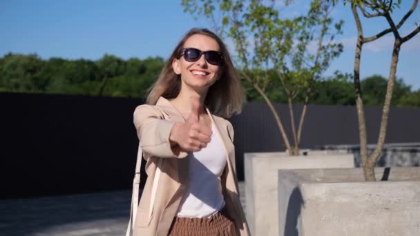 Позитивная Амбициозная Молодая Женщина Солнечных Очках Показывает Большие Пальцы Вверх — стоковое видео