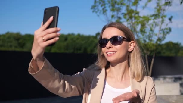 Podnikatelka Mluví Přes Mobilní Telefon Mladá Atraktivní Žena Slunečních Brýlích — Stock video