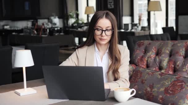 Elegancka Bizneswoman Okularach Pracująca Laptopie Hotelowej Restauracji Podczas Picia Kawy — Wideo stockowe