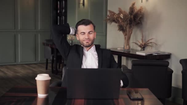 Homem Negócios Moda Sentado Mesa Lobby Hotel Restaurante Café Terminar — Vídeo de Stock