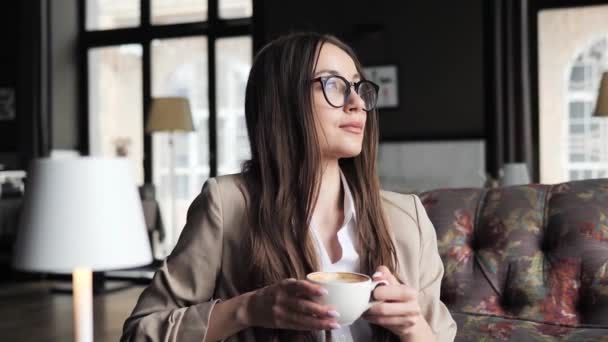 Zamyślona Bizneswoman Okularach Pijąca Kawę Hotelowym Barze Bizneswoman Pijąca Cappuccino — Wideo stockowe