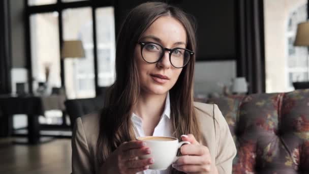 Dość Pewna Siebie Kobieta Biznesu Garniturze Okularach Pijąca Kawę Hotelowym — Wideo stockowe