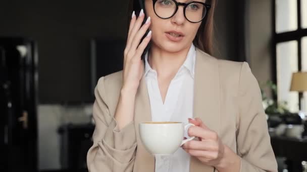 Έξυπνη Επιχειρηματίας Γυαλιά Έχοντας Κινητό Τηλέφωνο Κρατώντας Καφέ Στο Εστιατόριο — Αρχείο Βίντεο