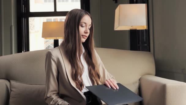 Attractive Stylish Business Woman Opening Laptop Working Luxury Hotel Focused — Wideo stockowe