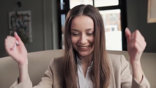 Vencedor Mulher Negócios Excitado Olha Para Computador Portátil Celebra Êxito — Vídeo de Stock