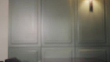 Üst düzey yöneticilerin erkek ve kadın ellerini kapatın. İş adamları resmi takım elbiseli, birbirleriyle tokalaşın, başarılı iş anlaşmaları, kabul edin ya da merhaba deyin. Yavaş çekim, tanınmayan kişi.