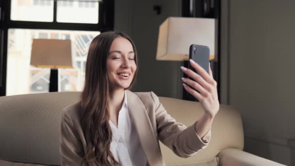 Beautiful Happy Business Woman Using Smartphone Video Online Call Hotel — Vídeos de Stock