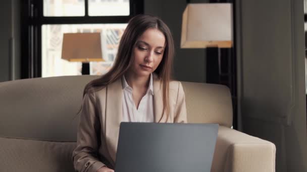 Pretty Tired Depressed Businesswoman Formal Suit Working Laptop Closed Screen — Wideo stockowe