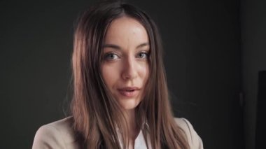 Güzel iş kadını portresi, odaklanmış iş kadını otel odasının penceresinin yanında poz veren şirket çalışanı ofis penceresinin yanında düşünen şirket çalışanı, ciddi kadın yüz ifadesi.