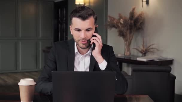 Closeup Focused Man Talking Mobile Phone Hotel Office Close Confident — Vídeo de Stock