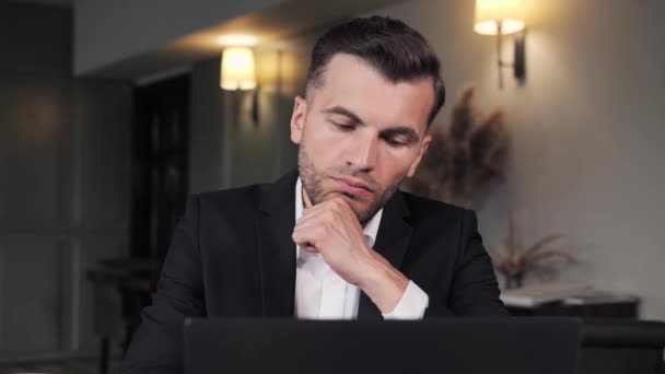 Thoughtful Stylish Businessman Working Laptop Computer Hotel Restaurant Male Professional — Vídeo de Stock