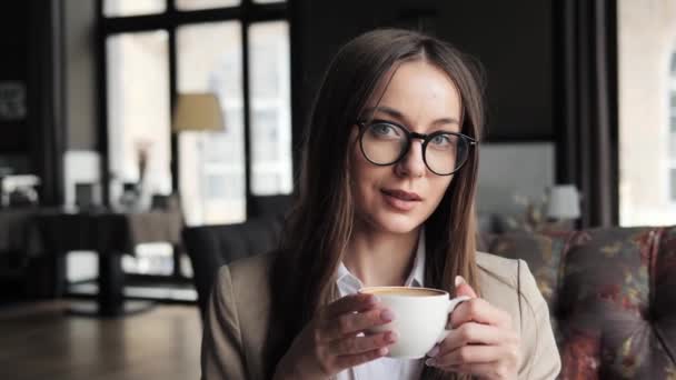 Urocza Kobieta Biznesu Garniturze Okularach Trzymająca Kawę Hotelowym Salonie Bizneswoman — Wideo stockowe
