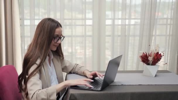 Smiling Woman Typing Laptop Computer Hotel Lounge Business Woman Finish — Vídeo de stock