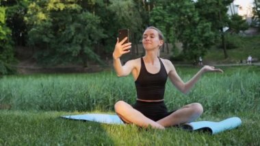 Güzel, genç bir sarışın spor şiltesinde oturup şehir parkında görüntülü konuşma yapıyor, yoga dersleri alıyor, blogcu cep telefonuna içerik yazıyor. Spor salonundaki kadın da eğitimin sonuçlarını paylaşıyor.