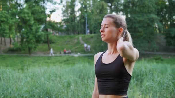 Young Athletic Runner Woman Feels Neck Pain Workout Outdoor Exercising — Wideo stockowe