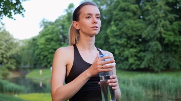 Sportlerin Trinkt Wasser Aus Sportflasche Bei Sonnenuntergang Stadtpark Frau Löscht — Stockvideo