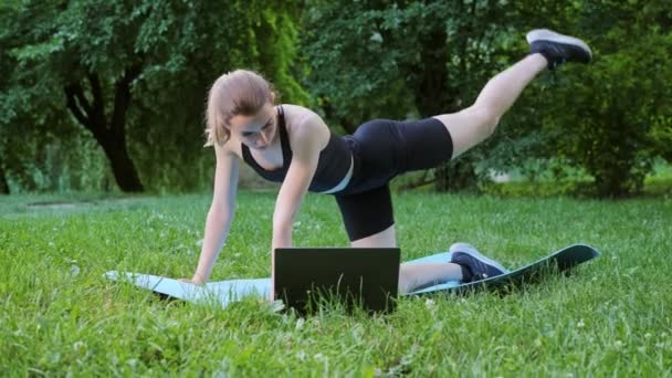 Sportos Sportnő Csinál Edzés Égő Zsír Kalóriát Csinál Fitness Gyakorlatok — Stock videók