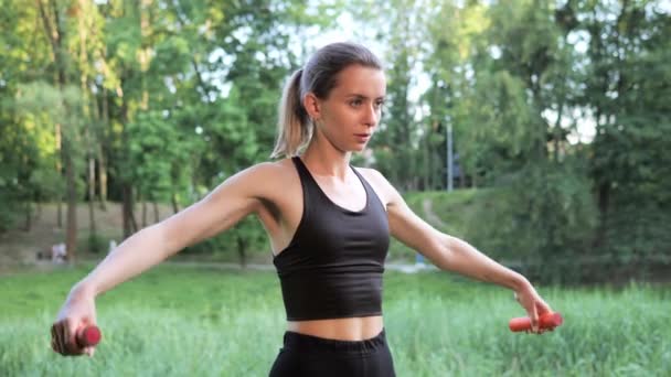 Hermosa Hembra Levantando Pesas Hombros Entrenamiento Respiratorio Atardecer Fondo Verde — Vídeos de Stock