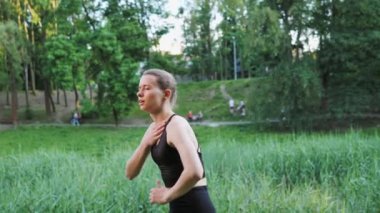 Şehir parkında koşan zayıf sporcu aniden göğüs ağrısı hisseder ve durur. Nefes darlığı, akciğerlerde ağrı, güç eksikliği. Dişi koşucu nefes alıyor. Gün batımında sorun yaşıyor.