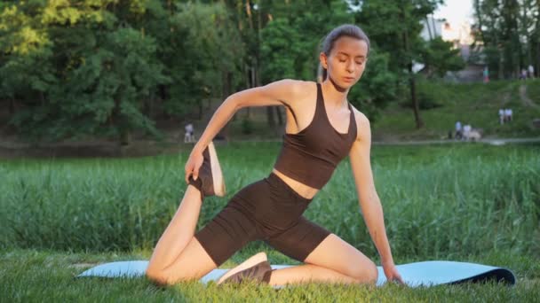 Pretty Young Athletic Blonde Woman Does Warm Stretch Sentado Colchón — Vídeo de stock