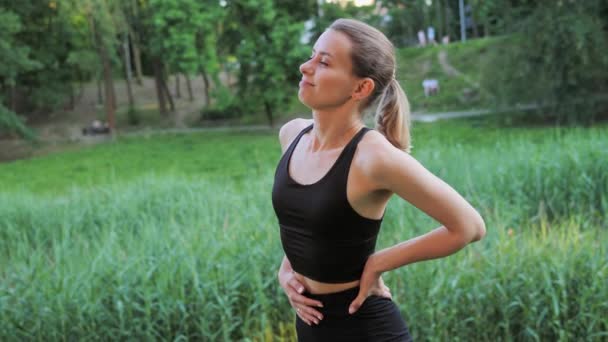 Young Beautiful Runner Woman Feels Pain Her Back Workout Background — Vídeo de Stock