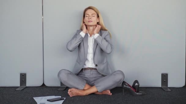 Closeup Tired Businesswoman Sitting Floor Shoes Woman Experiences Severe Pain — Vídeos de Stock