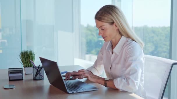 Mulher Negócios Focada Trabalhando Laptop Fazendo Anotações Cadernos Gerente Feminino — Vídeo de Stock