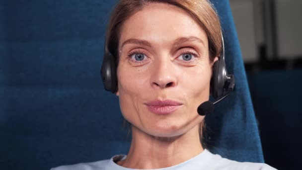 Ofiste Çalışan Kulaklık Takan Bir Kadını Uzak Müşteri Arkadaşını Desteklemek — Stok video