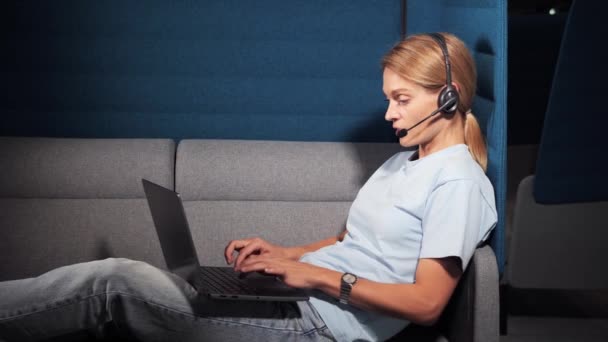 Adult Business Woman Wearing Headset Working Workplace Support Remote Customer — 비디오