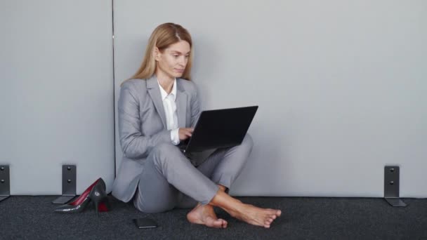 Наголошена Молода Жінка Має Багато Робочих Завдань Сидять Підлозі Взуття — стокове відео