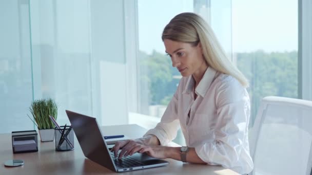 Smiling Professional Blonde Business Woman Formal Suit Using Laptop Computer — Vídeos de Stock