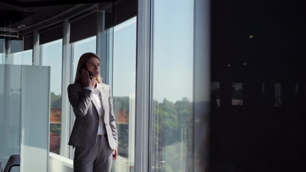 Confident Business Woman Calling Mobile Phone Talking Colleague Corporate Building — Vídeo de Stock