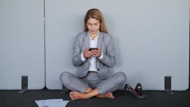 Stressed Business Woman Shoes Sending Message Mobile Phone Sitting Wall — 图库视频影像