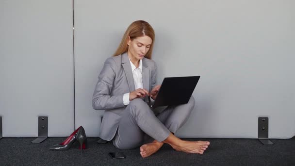 Tired Business Woman Shoes Feels Pain Legs Sending Texting Message — Stockvideo