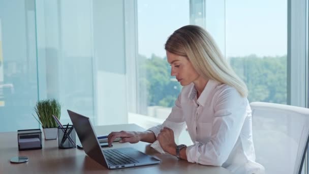 Tired Office Female Worker Sneezing Allergy Blowing Nose Using Napkins — Stockvideo