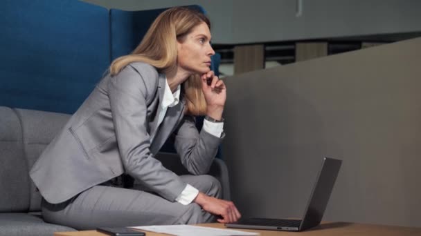 Thoughtful Concerned Focused Woman Working Laptop Computer Looking Away Thinking — Vídeo de stock