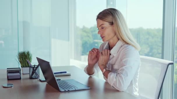 Neck Pain Side View Woman Sits Workplace Experiences Severe Pain — Stock Video