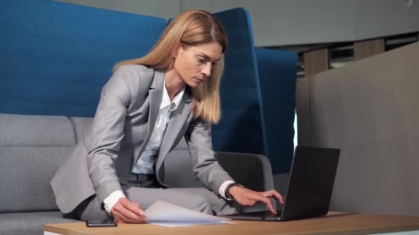 Serious Woman Working Laptop Computer Lobby Office Center Portrait Happy — Vídeos de Stock