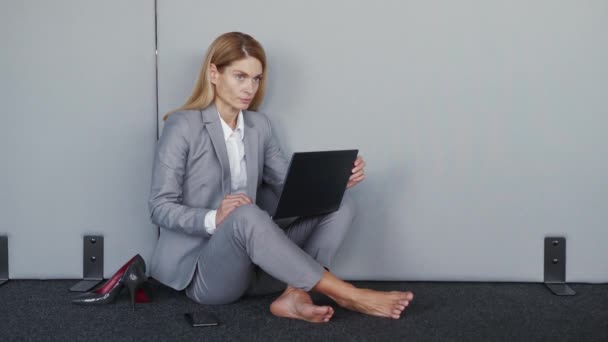 Нещаслива Розчарована Молода Жінка Стоїть Важкими Завданнями Сидячи Підлозі Взуття — стокове відео