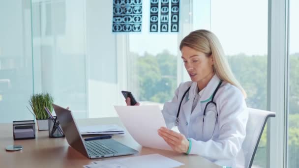 Online Pediatric Consultation Professional Female Doctor Make Online Video Call — Stok video