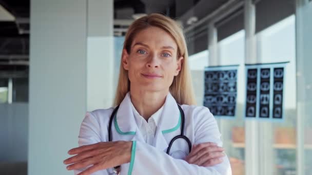 Happy Adult American Woman Doctor Wearing White Medical Coat Stethoscope — Vídeo de stock