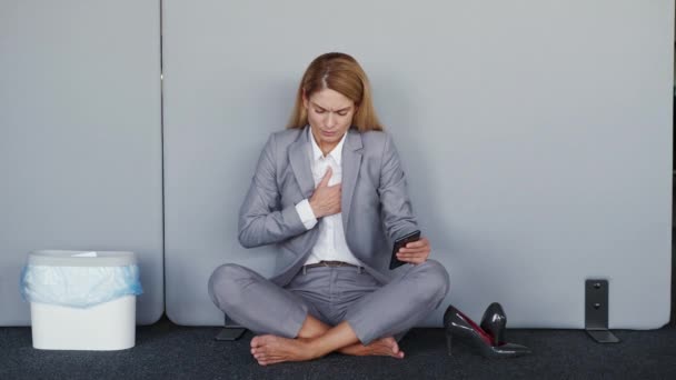 Trouble Breathing Chest Pain Exhausted Woman Sitting Floor Shoes Difficulty — Stock Video